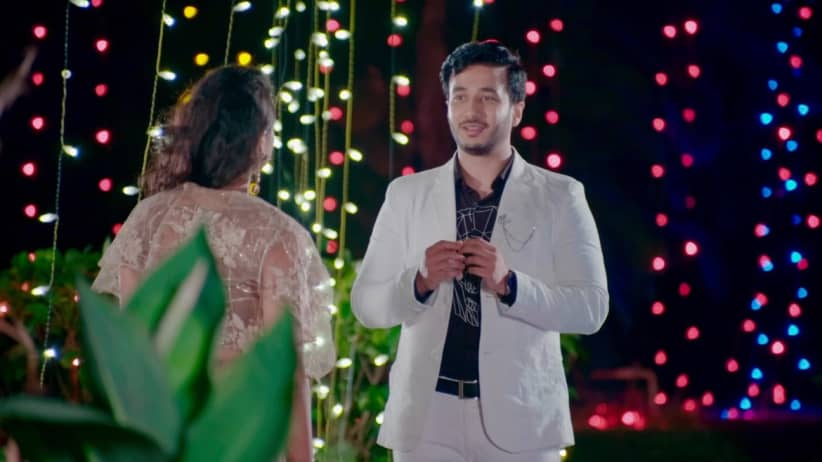 Karthik meets Divya at a party - Sathya