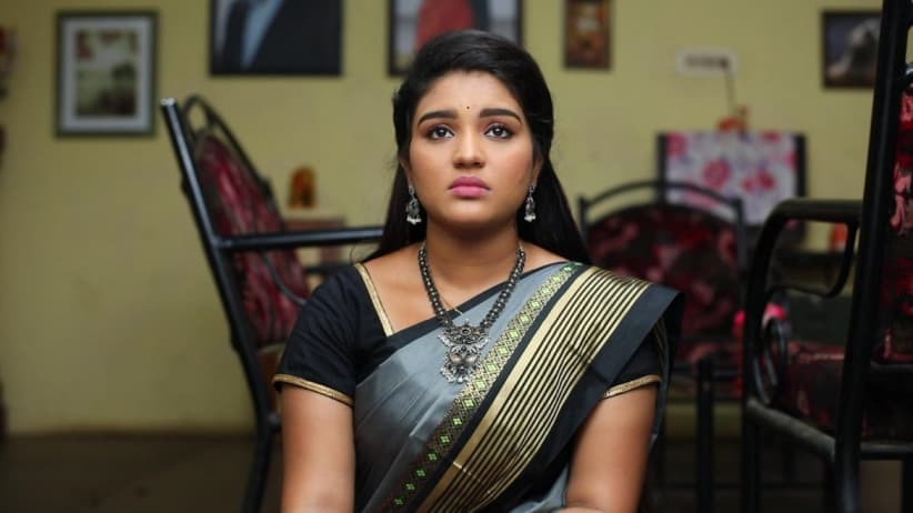 Adithya fights the goons who attack Parvathy - Sembaruthi