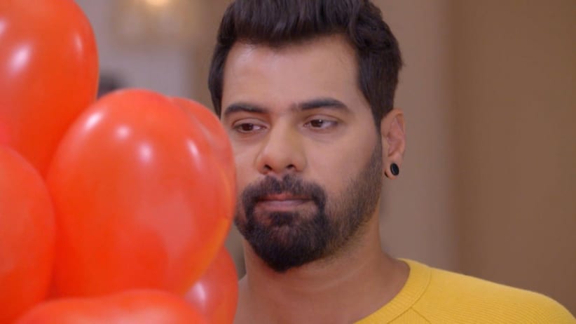 Pragya Spots Abhi - Iniya Iru Malargal