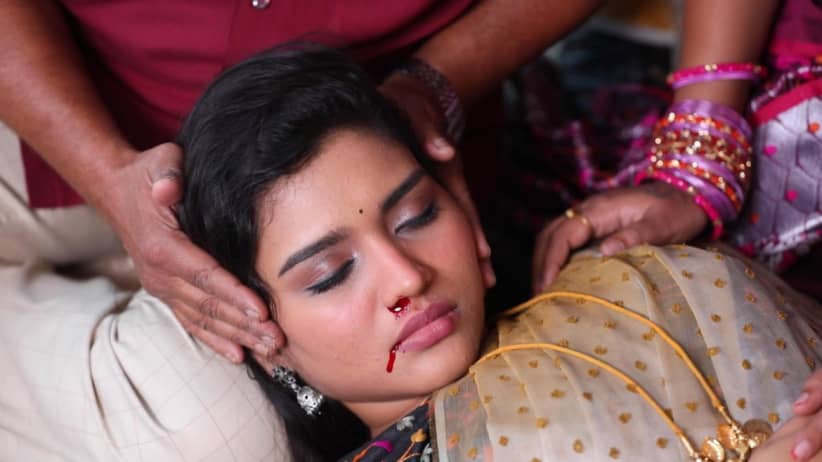 Akhila tries to end her life - Sembaruthi