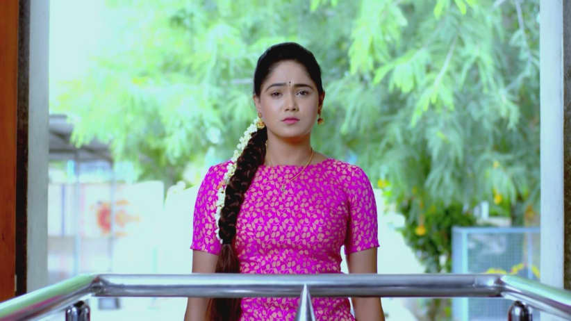 Akhila Receives Shocking News - Paaru