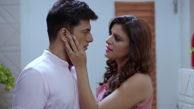 Roli falls into the swimming pool - Kyun Rishton Mein Katti Batti