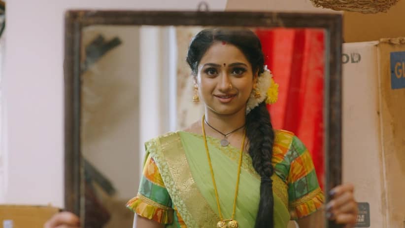 Ahalya and Hasini give saris to Nayani - Trinayani