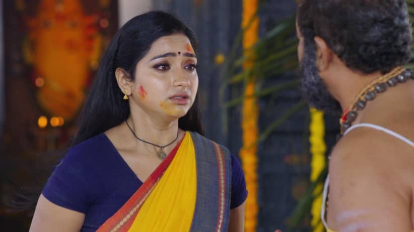 Kantamma throws Trinayani out of the temple - Trinayani