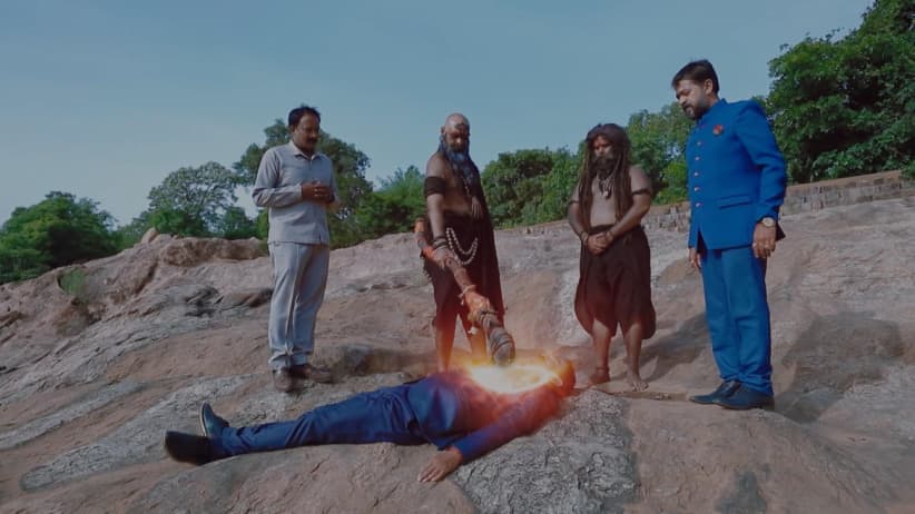 Shivani threatens to kill Sambashiva - Naagini 2