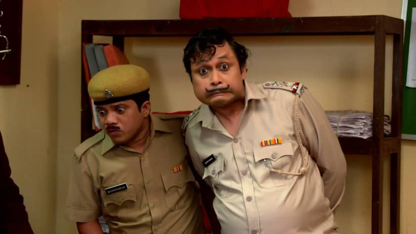 The siblings instigate a fight between Happu-Rajesh - Happu Ki Ultan Paltan