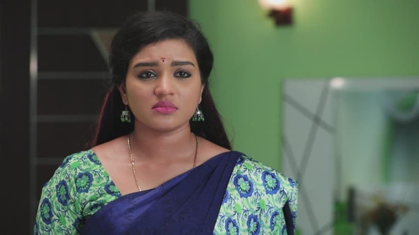 Parvathy grabs Vanaja by the neck - Sembaruthi