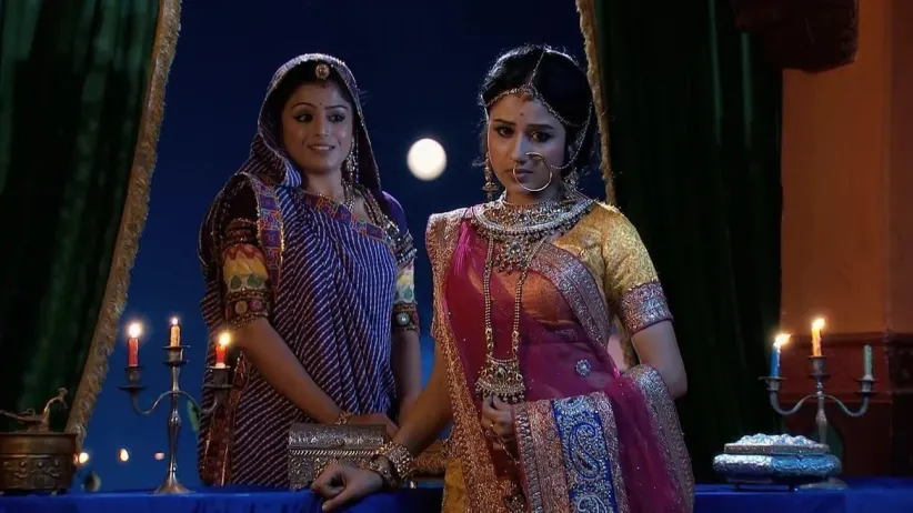 Hamida meets Gulbadan - Jodha Akbar