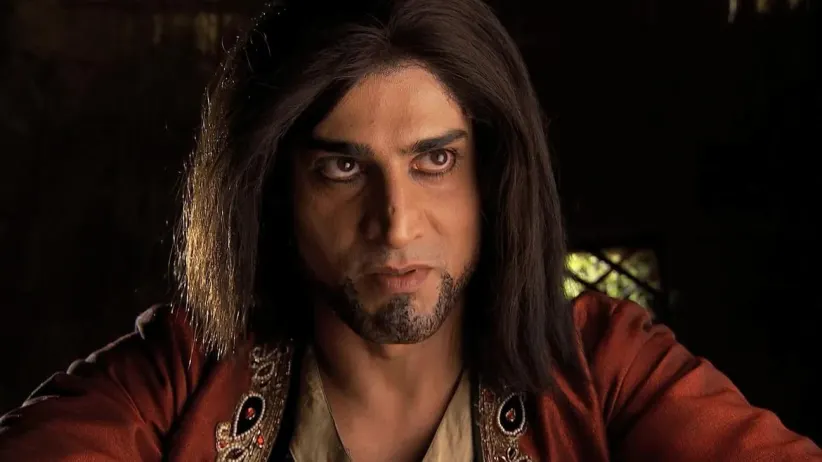 Sujamal kills Mali's accomplice - Jodha Akbar