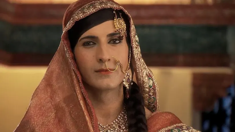 Sharifuddin almost recognises Sujamal - Jodha Akbar