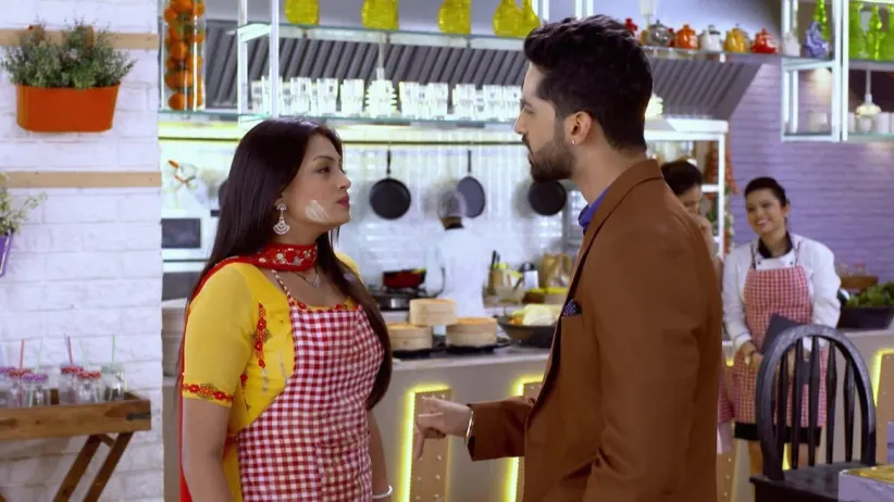 Mehek gets support from the restaurant staff - Zindagi ki Mehek highlights