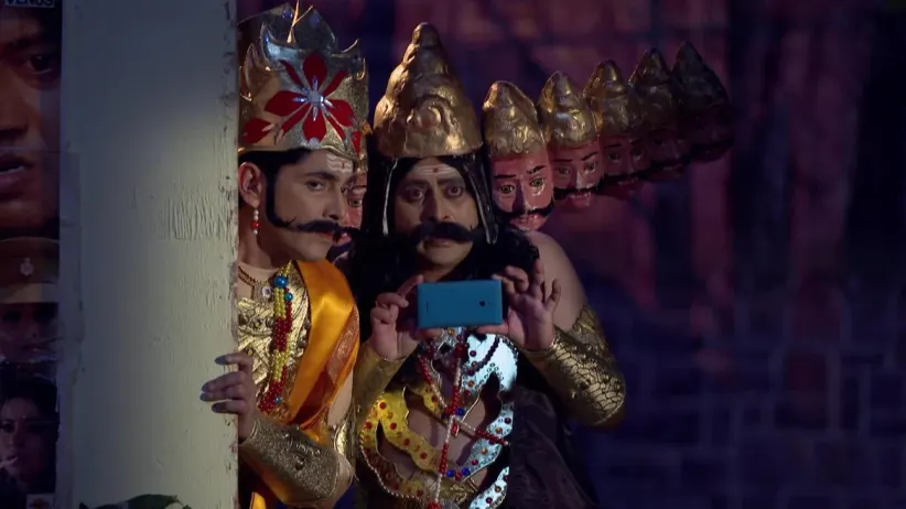 Vibhuti and Tiwari catch Suresh Rawal - Bhabi Ji Ghar Par Hai