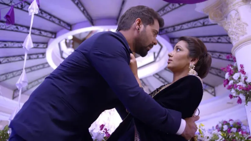 Abhi and Pragya get romantic - Kumkum Bhagya Highlights