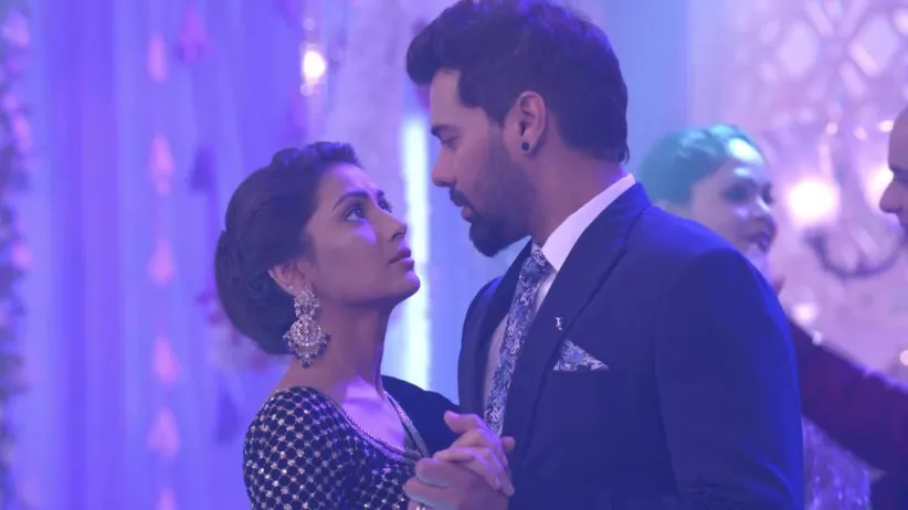 Abhi and Pragya's romantic dance - Kumkum Bhagya Highlights