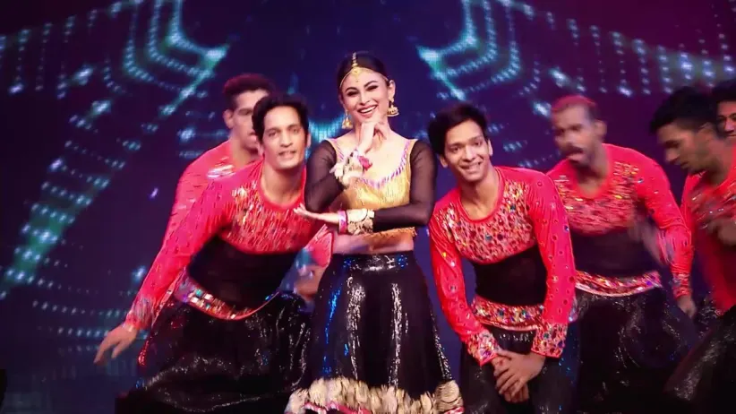 Mouni Roy's graceful dance - Diwali Special 2018