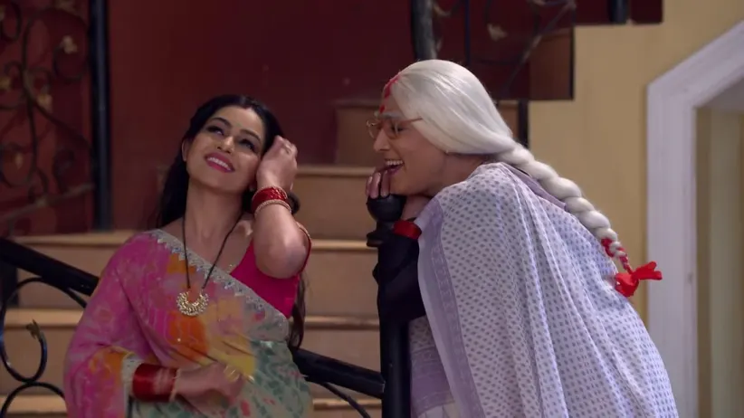 Vibhuti dresses up as Granny to romance Angoori  - Bhabhi Ji Ghar Par Hai Highlights