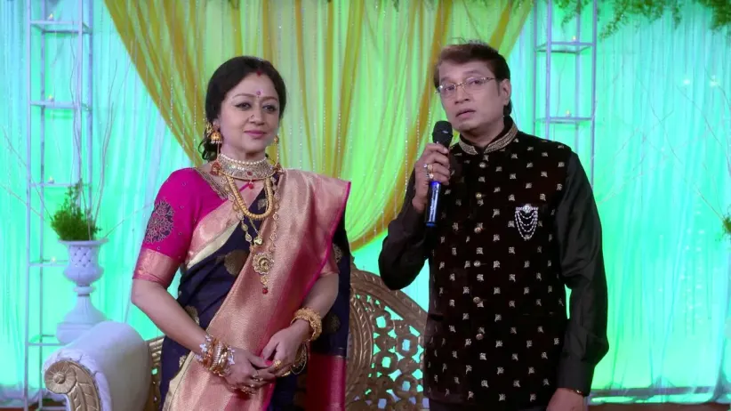 Paarvathi Sets Raghu's Gift to Akhila on Fire - Paaru