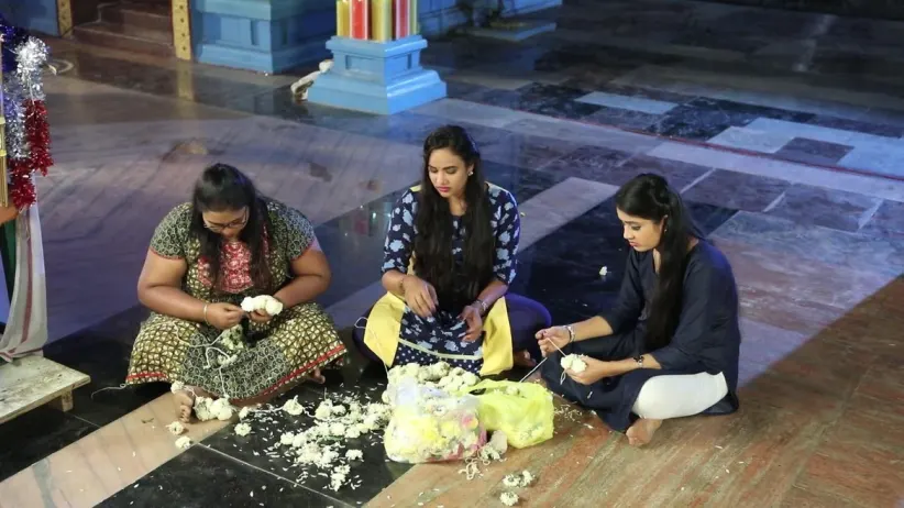 Swetha's friends fall asleep while working at the temple - Yaaradi Nee Mohini Highlights
