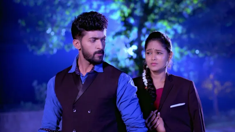 Paarvathi Tries to save Herself from Goons - Paaru