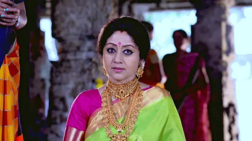 Raghu Suffers a Minor Heart Attack - Paaru