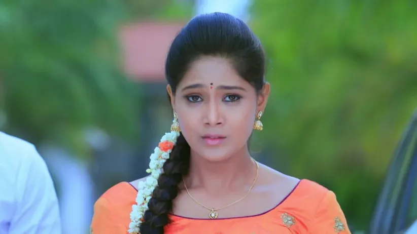 Disha Sees Pritham Giving a Flower to Paarvathi - Paaru