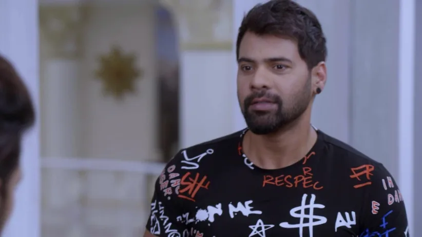 Abhi shares his happiness with Disha and Purab - Kumkum Bhagya Highlights