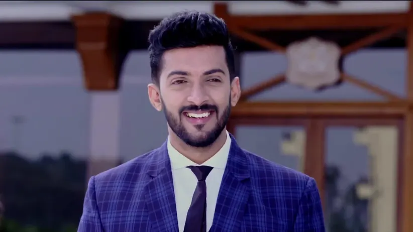 Aditya Tries to Boost Paarvathi's Confidence - Paaru