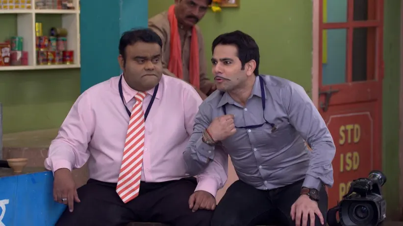 Teeka and Malkhan become news reporter - Bhabhi Ji Ghar Par Hai Highlights