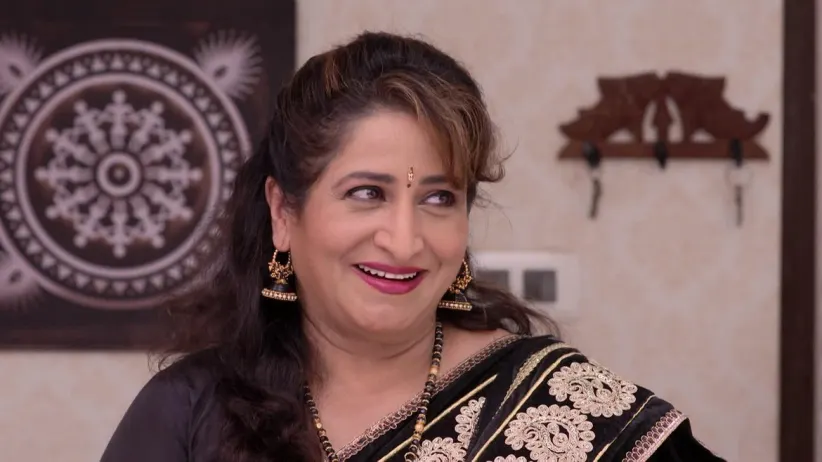 Shanaya Complains to Sulakshana About Radhika - Mazhya Navryachi Bayko