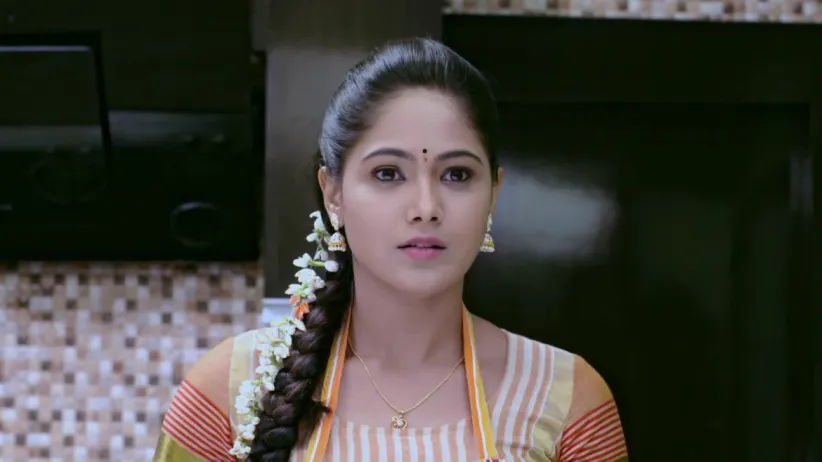Aditya Saves Paarvathi from Falling from a Tree - Paaru