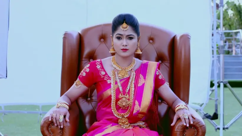 Paarvathi Mimics Akhila During the Photoshoot - Paaru