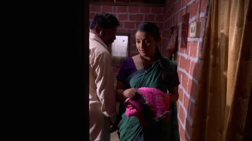 Anna gives a gift to Shevanta – Ratris Khel Chale 2 Highlights