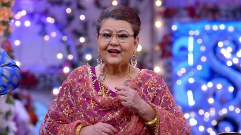 Abhi introduces Kiara to his family - Kumkum Bhagya