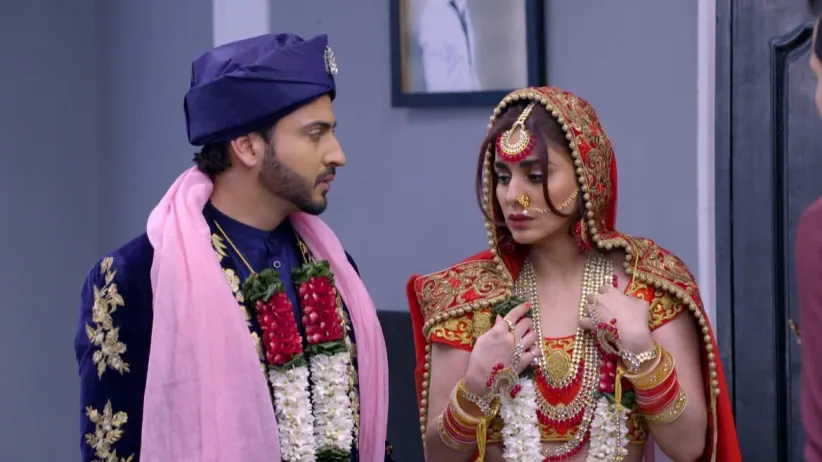 Prithvi overhears the Luthras' plan - Kundali Bhagya
