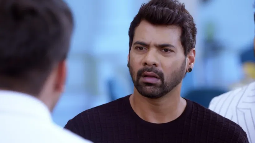 Abhi fails to hand over the money to Nikhil - Kumkum Bhagya Highlights