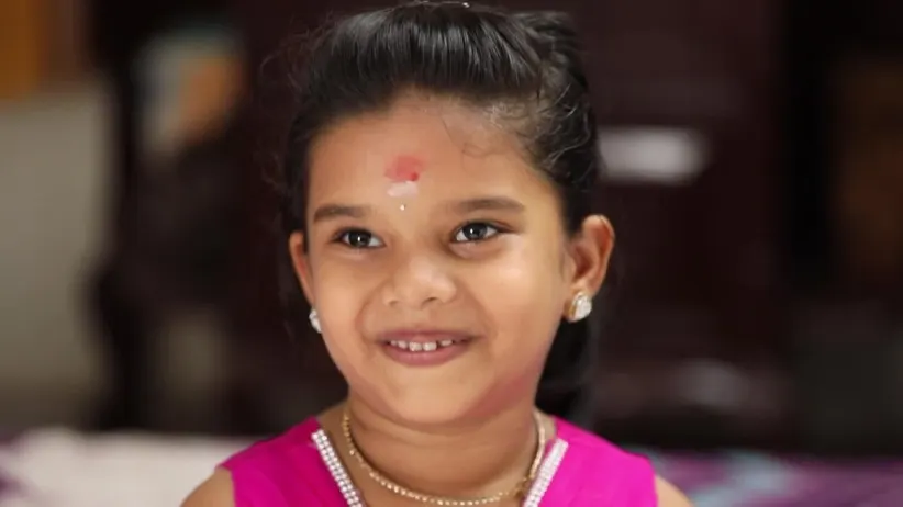 Gautham Speaks to Janani in Private