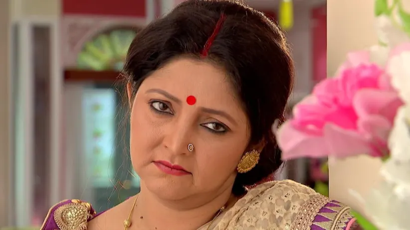 Shukla tries to drown herself - Trinayani