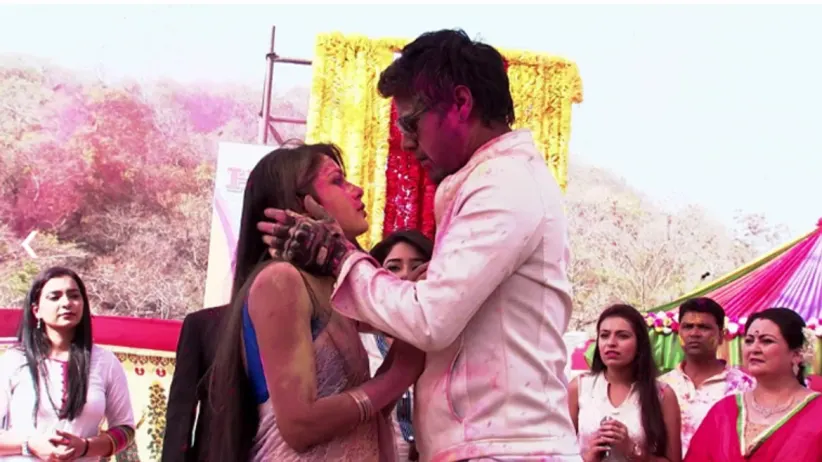 Pragya and Abhi's cute fight during Holi - Kumkum Bhagya Highlights