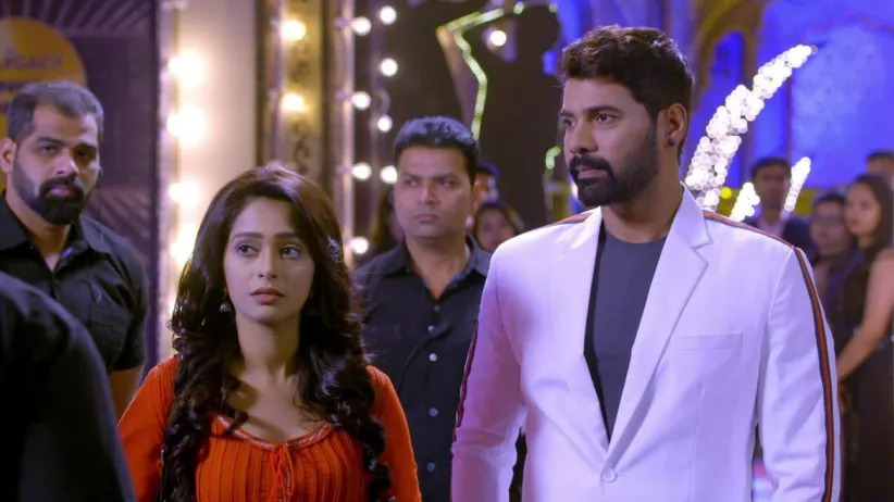 Abhi helps Prachi - Kumkum Bhagya Highlights