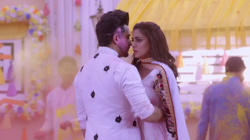 Karan and Preeta play Holi - Kundali Bhagya Highlights
