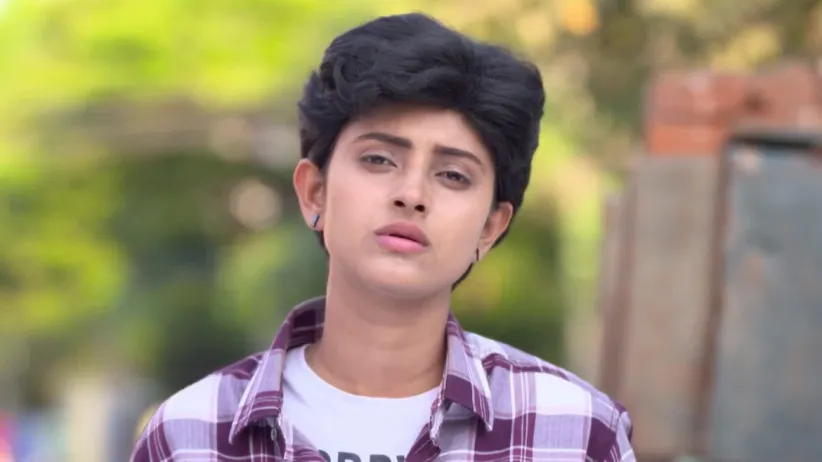 Sathya Saves Prabhu from a Goon - Sathya