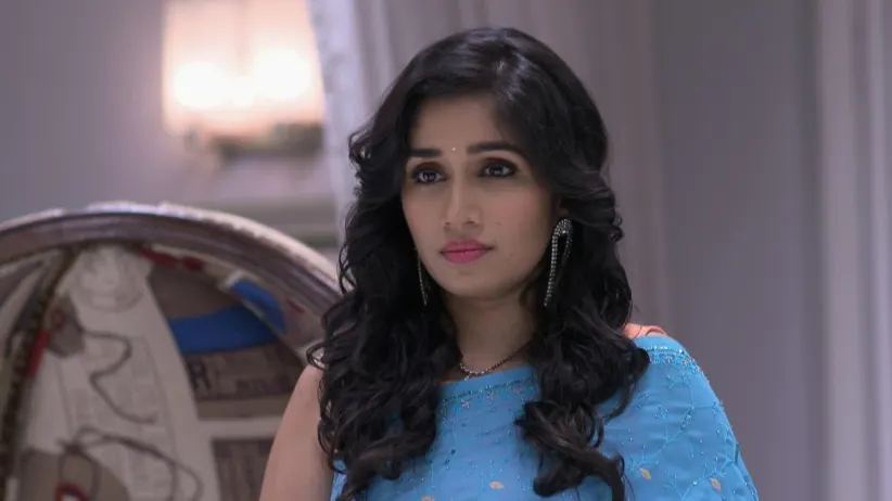 Isha returns the key of Rajnandini’s room to Vikrant - Tula Pahate Re