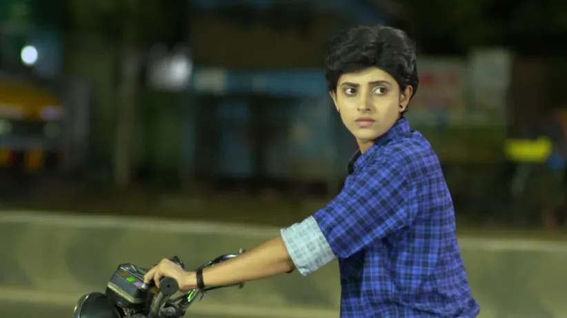 Sathya Tries to Help a Man - Sathya