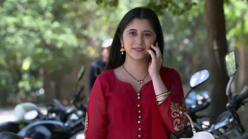 Isha receives shocking information - Tula Pahate Re