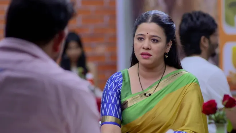 Radhika gets angry on Saumitra – Mazhya Navryachi Bayko Highlights