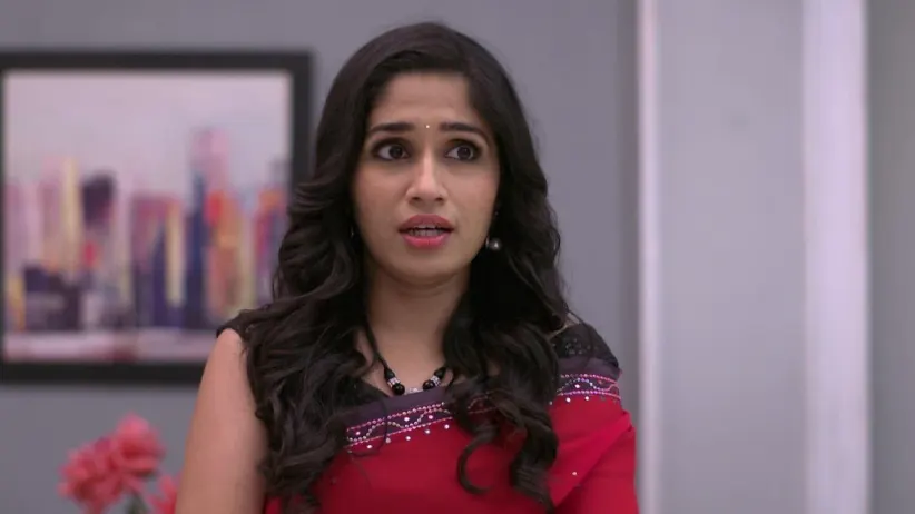 Isha asks Vikrant's real name to Jaydeep - Tula Pahate Re
