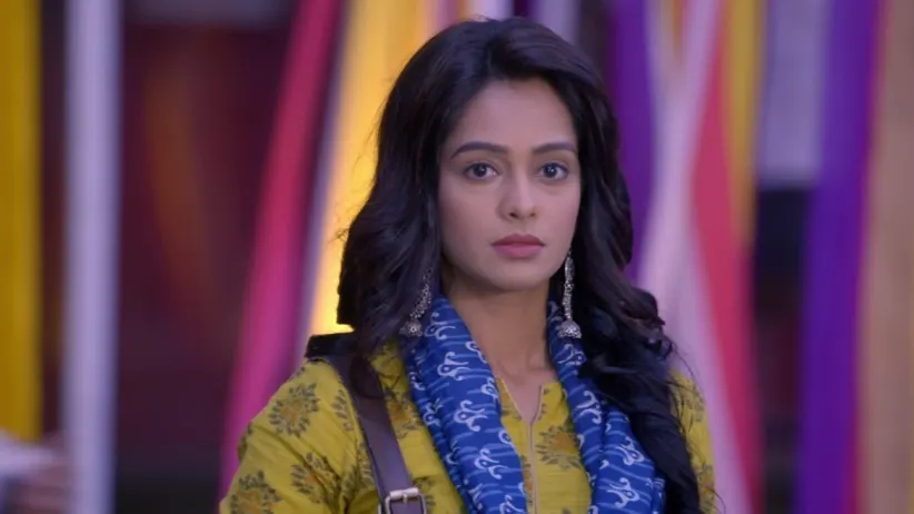 Abhi fails to recognise Pragya at the temple - Kumkum Bhagya