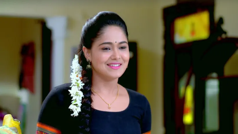 Paarvathi Gives Her Wedding Invitation to Akhila - Paaru