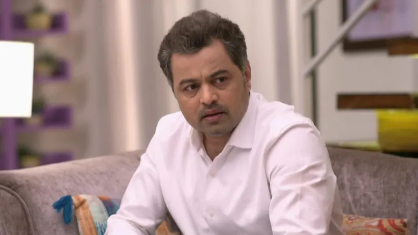 Isha discovers the real identity of disguised Gaja Patil - Tula Pahate Re
