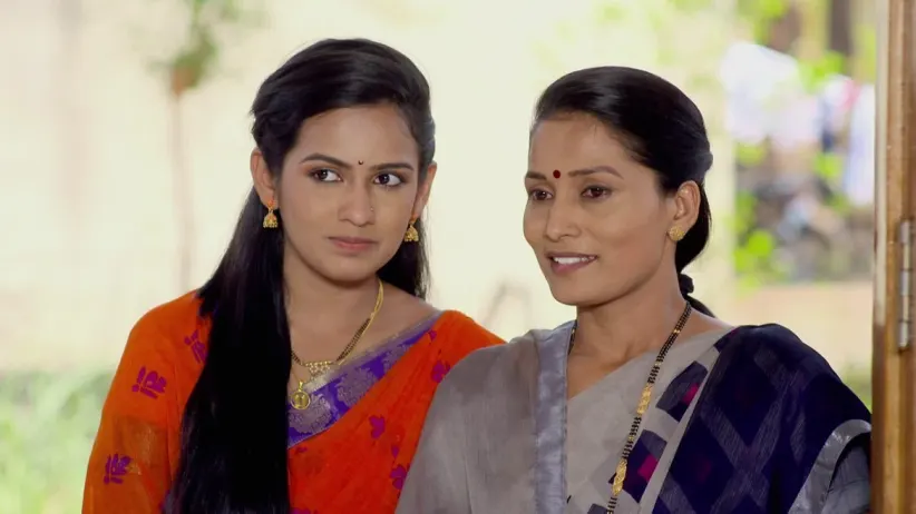 Bhaiyya and Jayashree return to the Deshmukh house - Lagira Zhala Jee